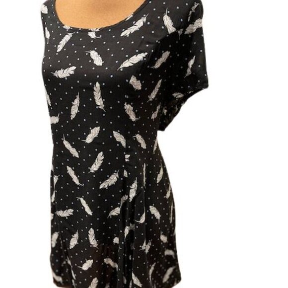 Torrid Zip-Back Feather and Polka Dot Black Short Sleeve Blouse – 3X - Picture 3 of 8